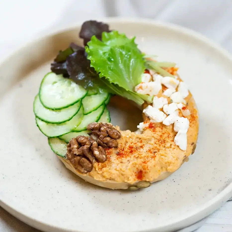 mit Hummus mit Fetaersatz, Gurke und Sprossen.