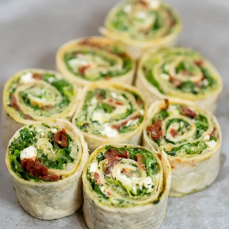 Wrap bites - 8 Stück mit Basilikumpesto, Frischkäse, Ziegenkäse, getrockneten Tomaten und Salat