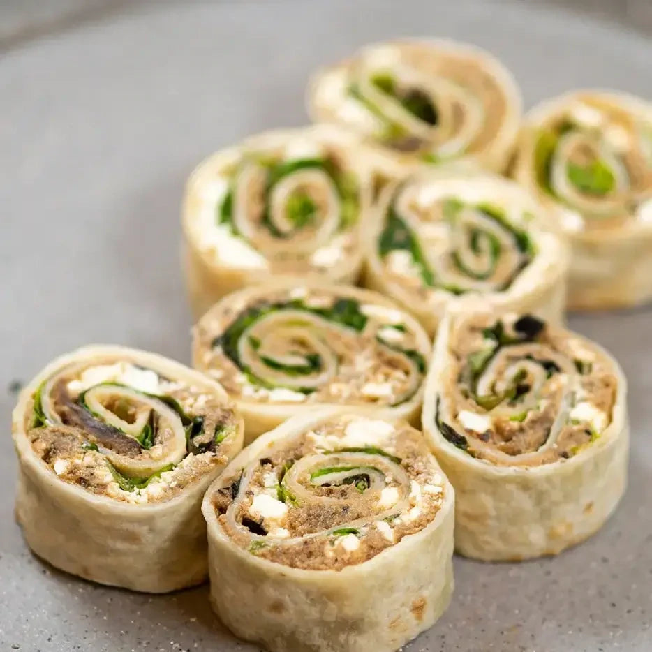 Wrap bites - 8 Stück mit gegrillter Paprika, Aubergine, veganer Feta und hausgemachte Basilikumpesto