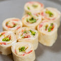 Wrap bites - 8 Stück mit Majonnaise, Hähnchenbrust, Käse, Salat und Tomate