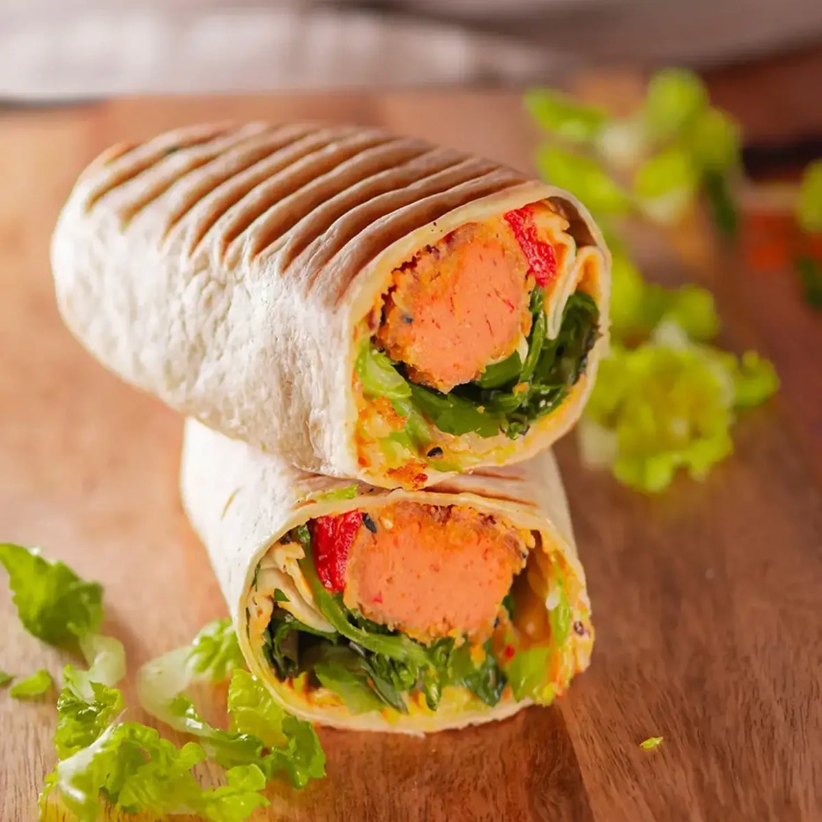 halbes Wrap mit Humus, Couscous, Tomate-Gurke, Falafel, Weisskohl, Salsa.
