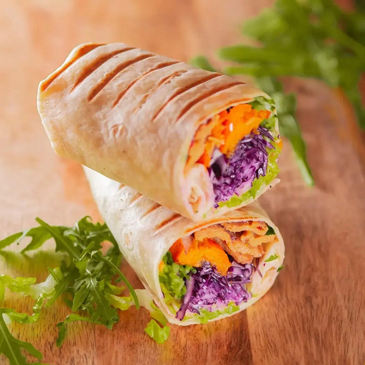halbes Wrap mit Reis, veganem Gyros, Sour cream, Kartoffeln und Gemüse