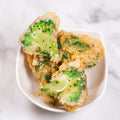 Fingerfood Brokkoli-Bällchen in Panko gebraten und Sour Cream. 20 Stück