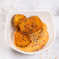 Fingerfood 2 Stk. Falafelbällchen auf würzigem Sesam-Hummus. 20 Stück