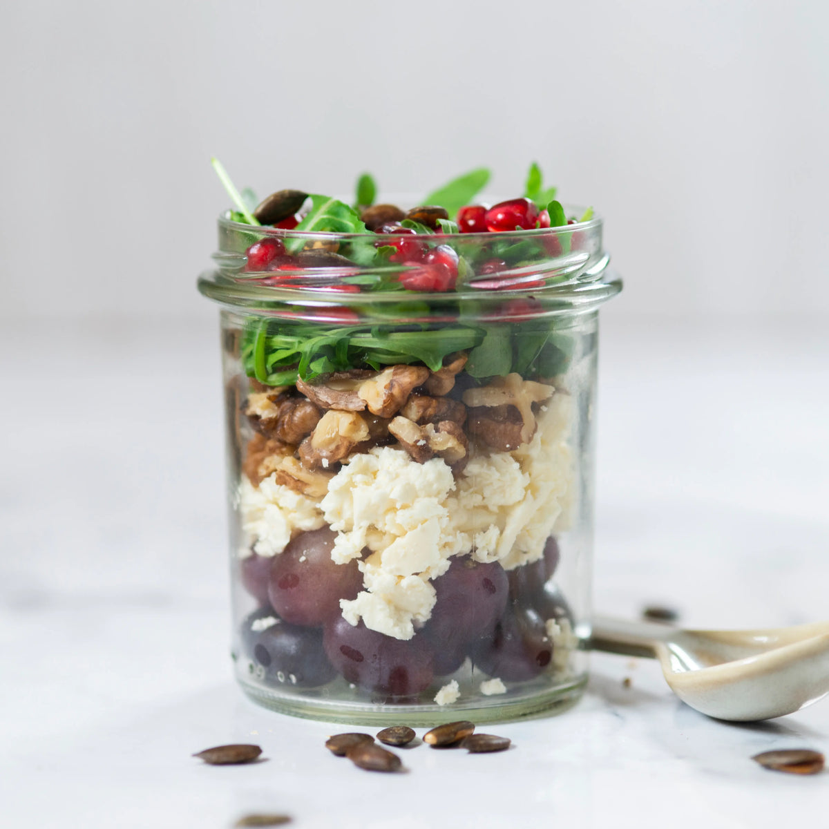Salädchen - Weintrauben ,Walnuss, Feta auf einem Wildkräuter Salat mit Walbeeren Walnuss Dressing