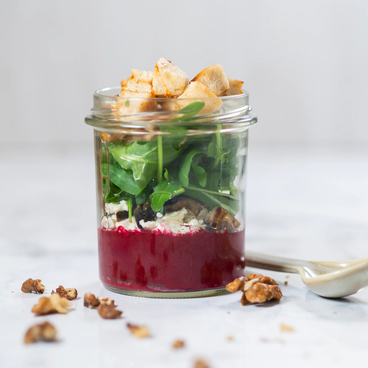 Salädchen -  Rote Beete-Humus mit karamellisierten Zwiebeln, Fetaersatz, hausgemachten Kräuter Croutons, Walnüssen und Rucola. vegan
