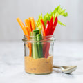 Salädchen - frische Paprika, Gurken, Sellerie und Karottenstückchen auf würzigem Hummus