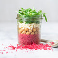 Salädchen  -  pinker Couscous - Salat mit gerösteten Kichererbsen, Fetaersatz und Frühlingszwiebeln.