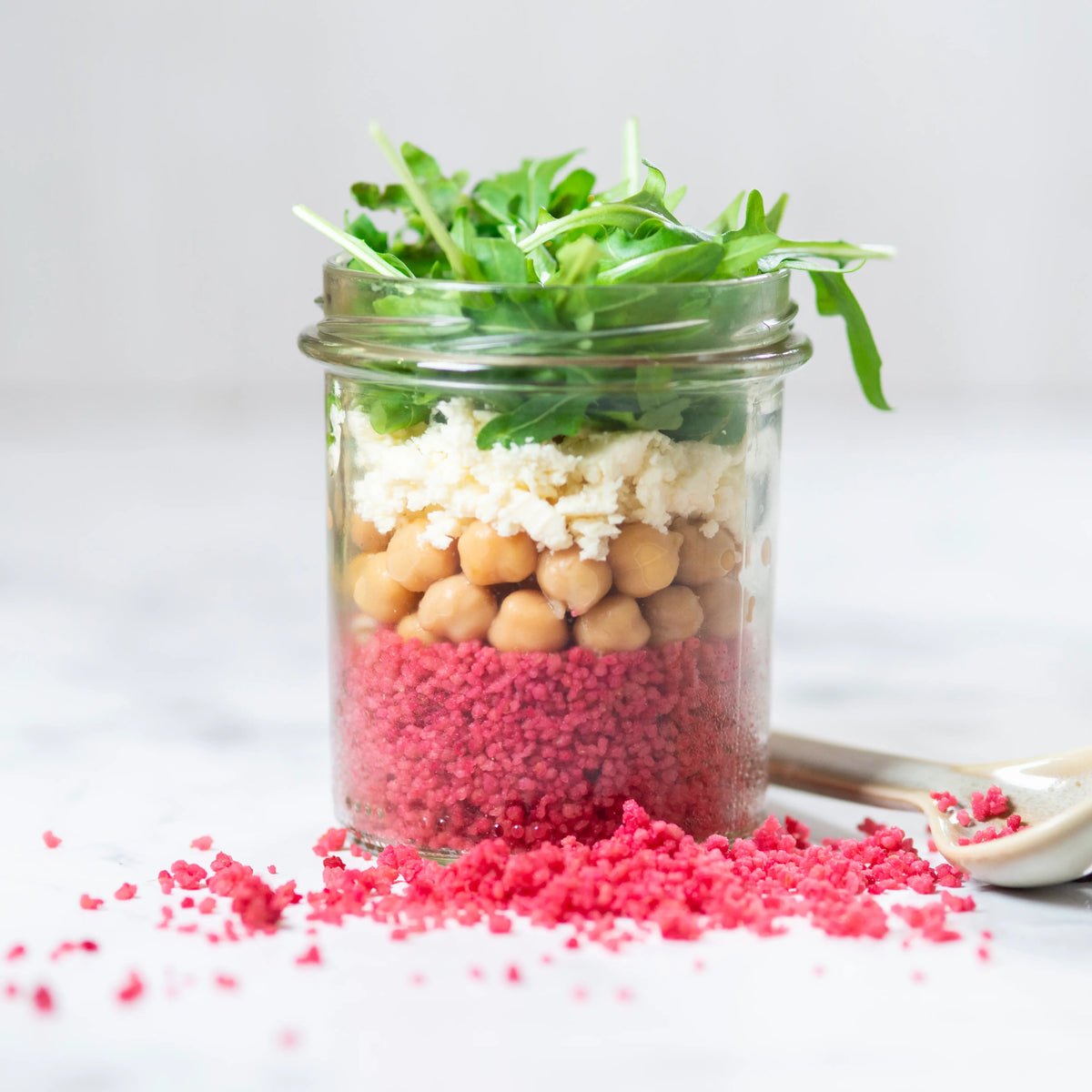Salädchen  -  pinker Couscous - Salat mit gerösteten Kichererbsen, Fetaersatz und Frühlingszwiebeln.