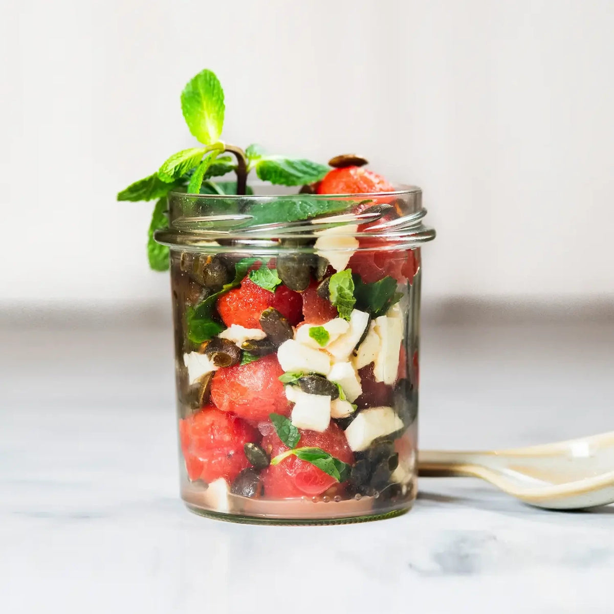 Salädchen - Wassermelone, Minze, Feta, Gurke, rote Zwieblen und gerösteten Kürbiskernen