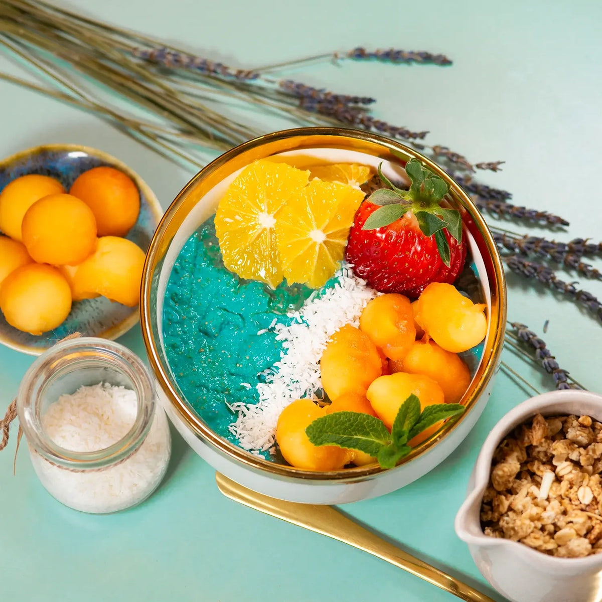 Sweet cup - blaue Ocean-Bowle mit Spirulina, Beeren und hausgemachter Granola