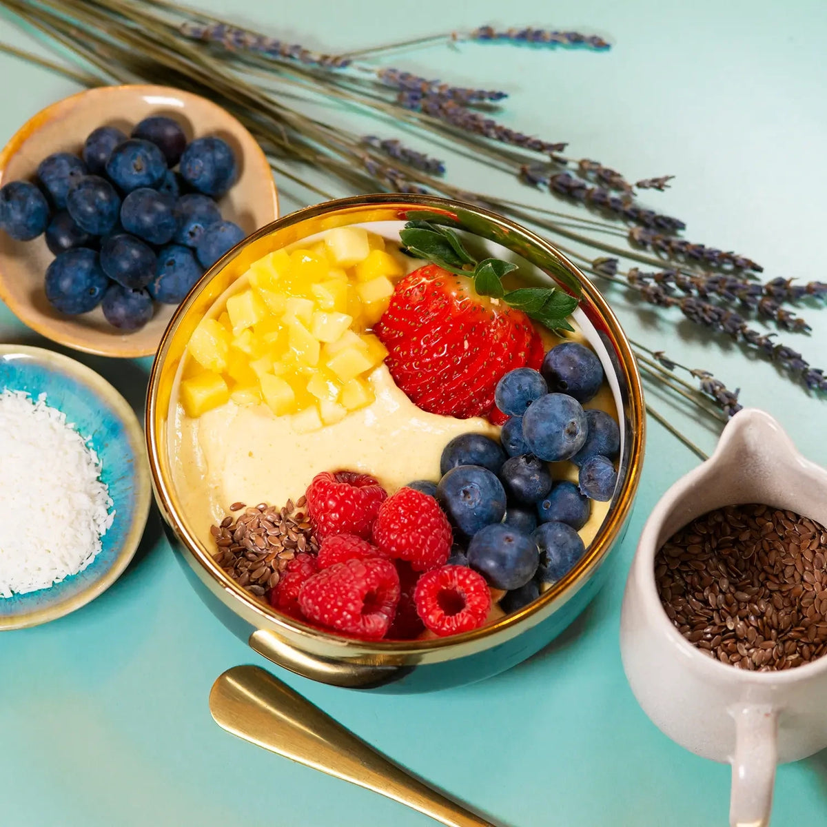 Sweet cup - tropische gelbe Mango-Smoothie-Bowle mit Chia Samen, Kokosflocken und Himbeeren