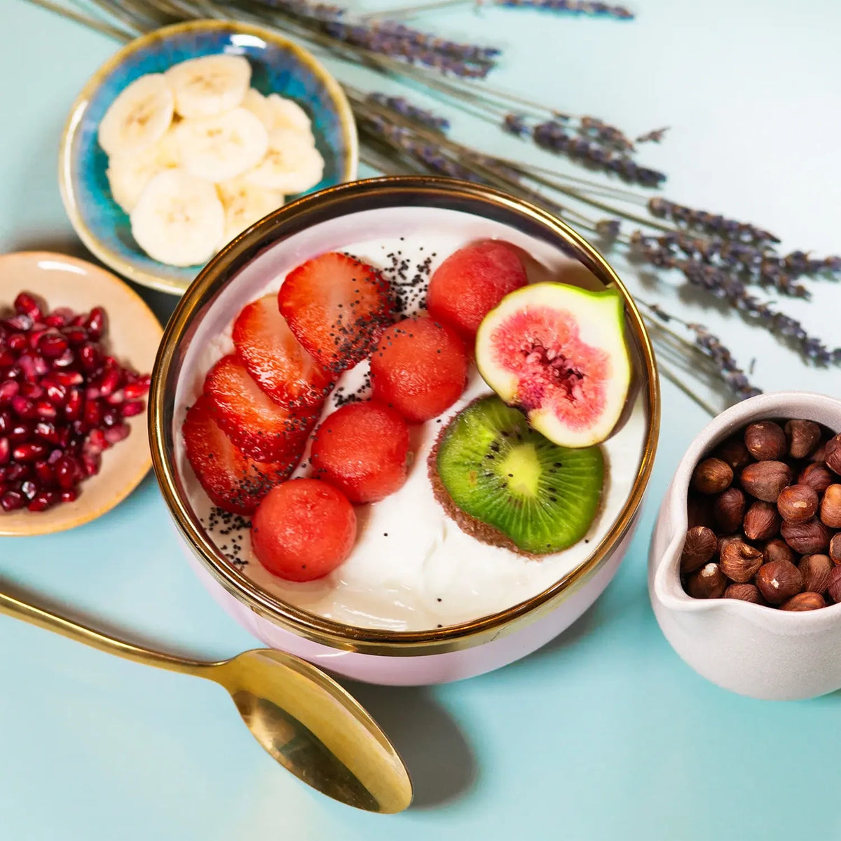 Sweet cup - Jogurt Bowle mit Erdbeere, Wassermelone und Nüssen