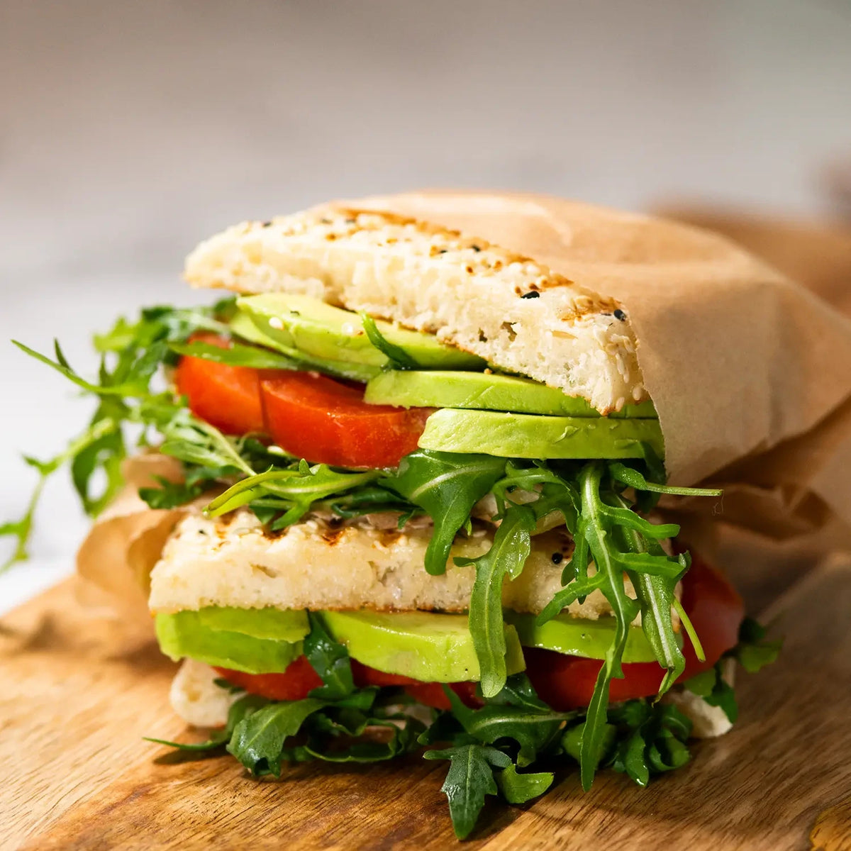 Panini- Avocado, Tomate, Rucola und Agaven-Senf Dressing