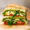 Panini-hausgemachter Basilikum-Pesto, Tomate, Mozarella, Rucola