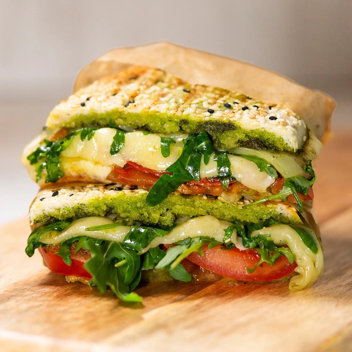 Panini-hausgemachter Basilikum-Pesto, Tomate, Mozarella, Rucola