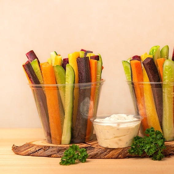 Fingerfood Gemüse Crudite cup mit geröstetem Sesam Hummus. 20 Stück