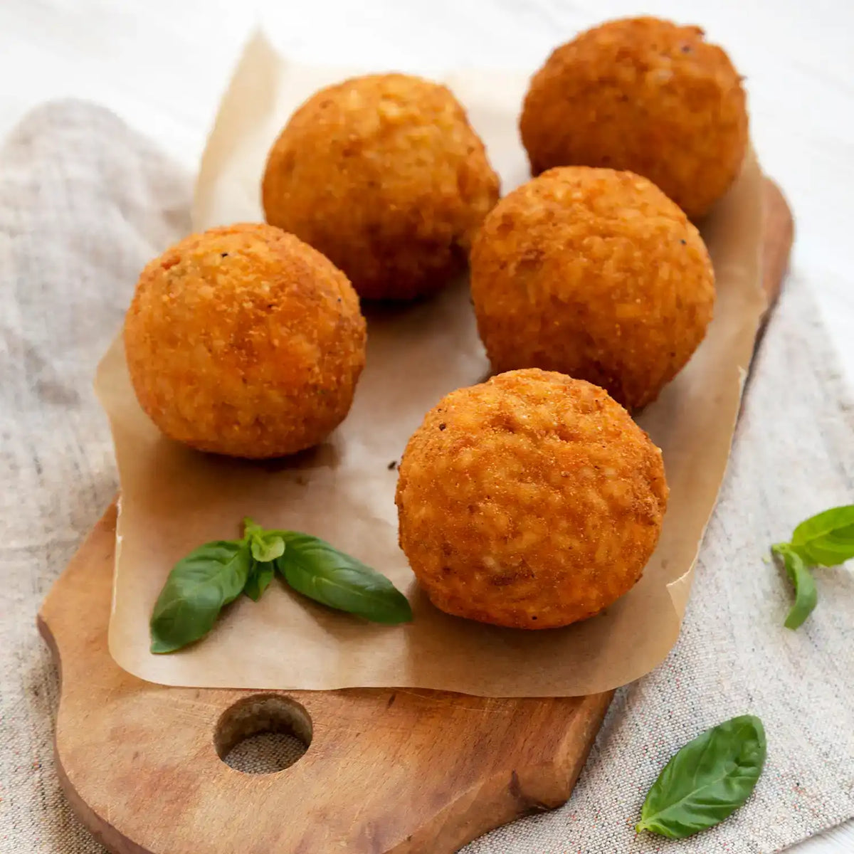 Fingerfood Kürbis-Arancini-Bällchen mit würziger Karottensauce. 20 Stück