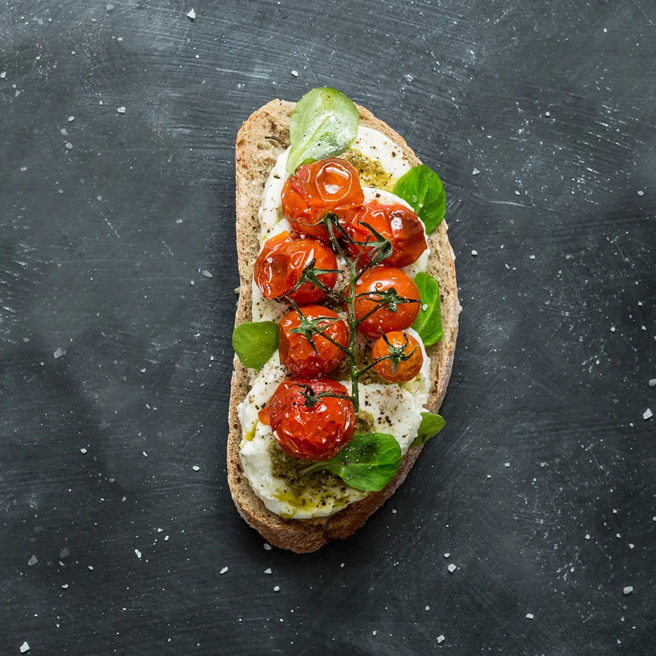 Bruschetta mit Tomaten, Mozzarella und Basilikumpesto. 20 Portionen