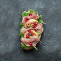 Bruschetta mit Rucola, Prosciutto und Beeren. 20 Portionen