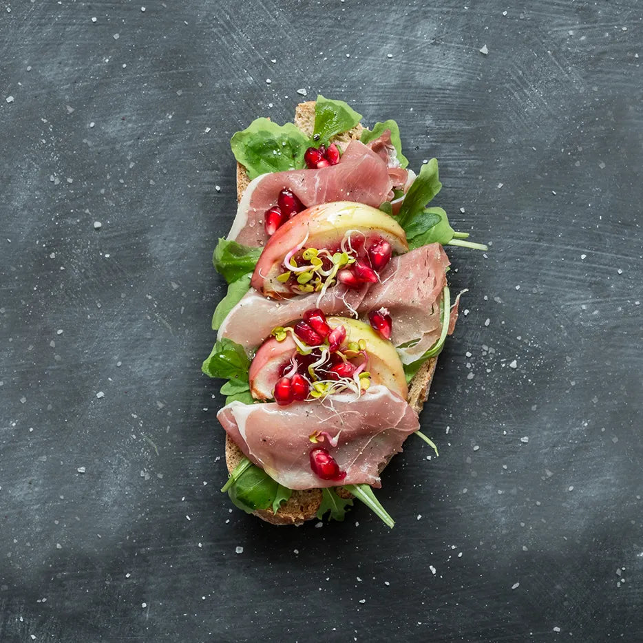 Bruschetta mit Rucola, Prosciutto und Beeren. 20 Portionen