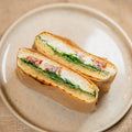 Panini -  hausgemachter Basilikum Pesto, Frischkäse, Ziegenkäse, getrocknete Tomaten und Salat