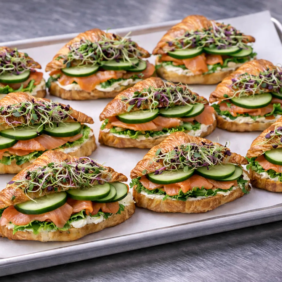 mini Croissant Räucherlachs, Frischkäse, Sprossen und Gurke 12 Portionen
