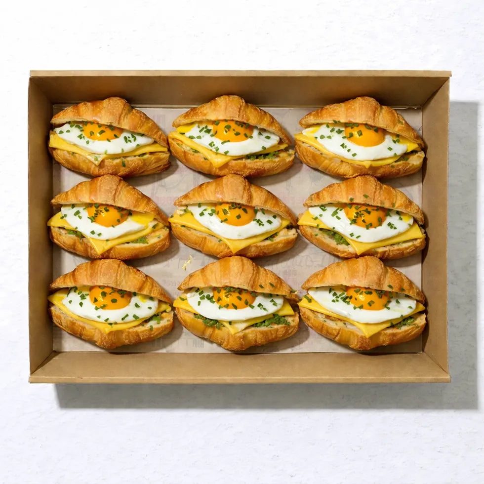 mini Croissant mit Spiegelei, Schnittlauch und Käse 12 Portionen