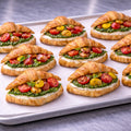 mini Croissants gefüllt mit Burrata, Pesto und Kirschtomaten 12 Portionen