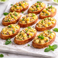 Bruschetta mit Ananas, rote Zwiebel und Minze, gemischt mit Limettensaft. 20 Portionen