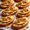Bruschetta mit Pfirsich, zerbröseltem Käse, Walnüsse und Honig. 20 Portionen
