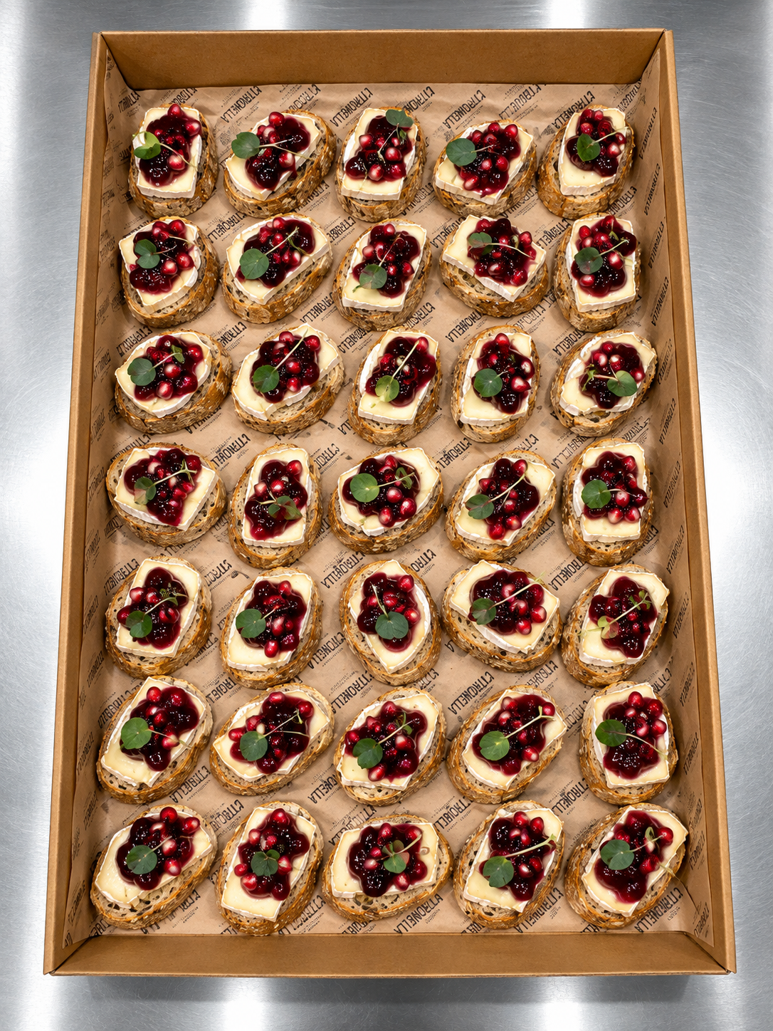 Bruschetta mit gehackte Tomaten, Oliven, Knoblauch und Kräutern. 20 Portionen