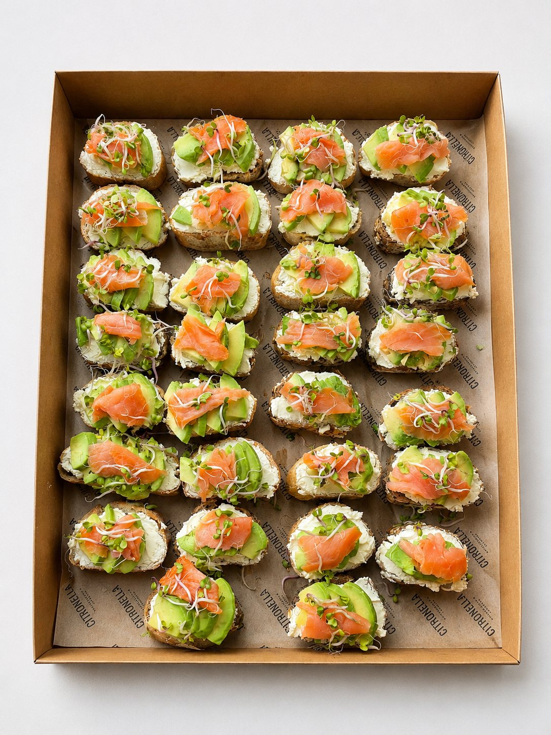 Bruschetta mit Avocado, Ziegenkäse und Kresse. 20 Portionen