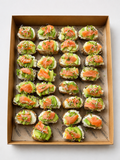 Bruschetta mit Frischkäse Avocado und geräuchertem Lachs. 20 Portionen