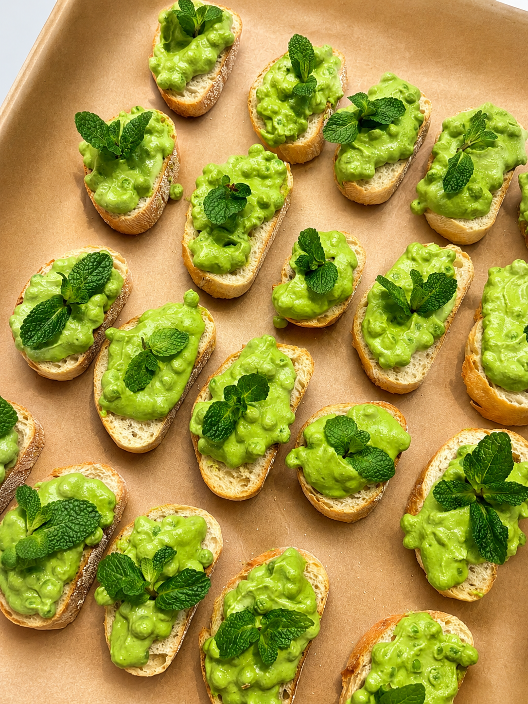 Bruschetta mit Erbsencreme und Zucchini vegan. 20 Portionen