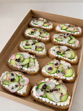 Bruschetta mit Frischkäse mit Gurke und Radieschen. 20 Portionen