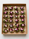 Bruschetta mit Salat, Rote Bete, Kürbiskernen, Ricotta und Radieschen. 20 Portionen