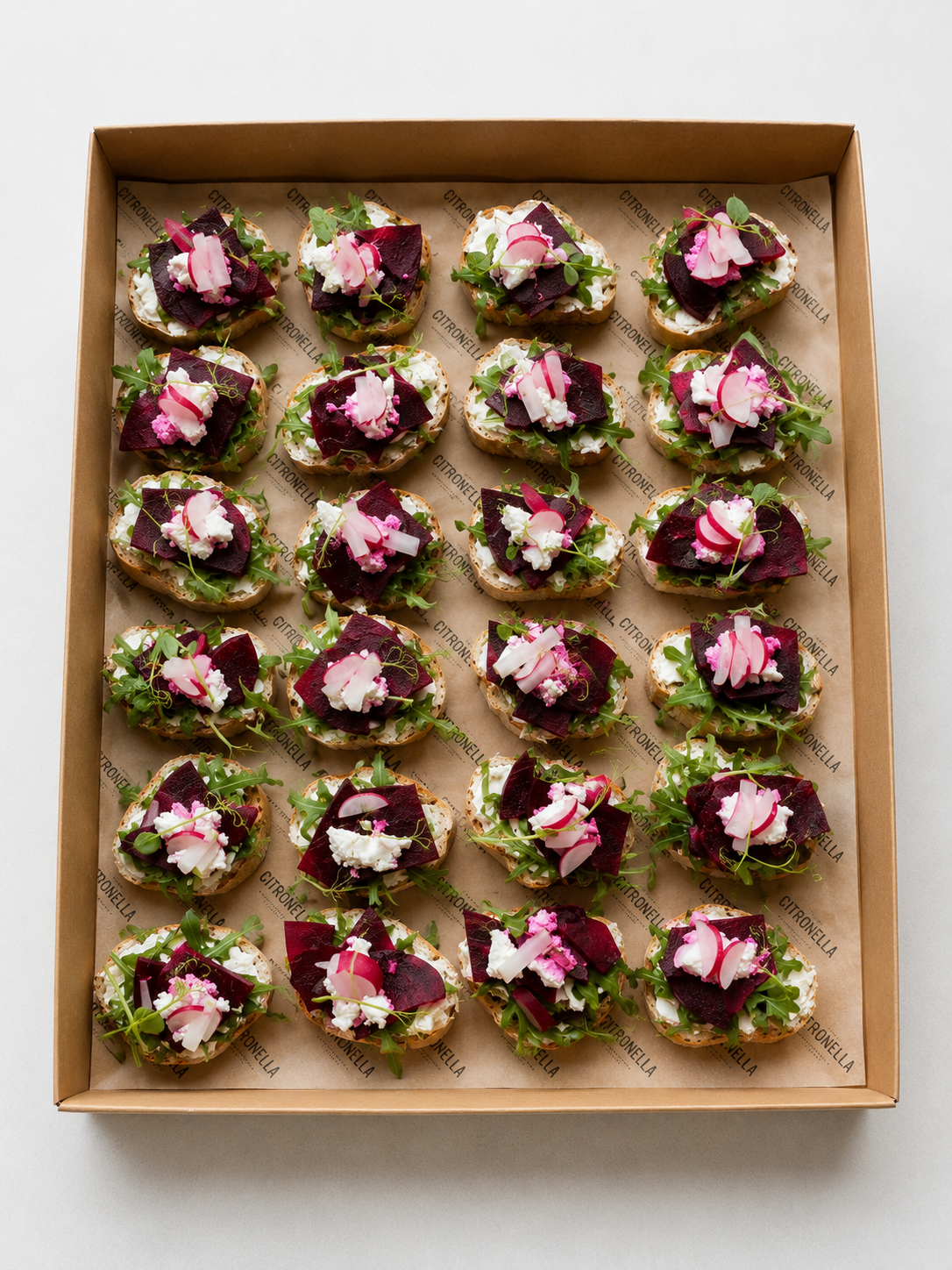Bruschetta mit Salat, Rote Bete, Kürbiskernen, Ricotta und Radieschen. 20 Portionen