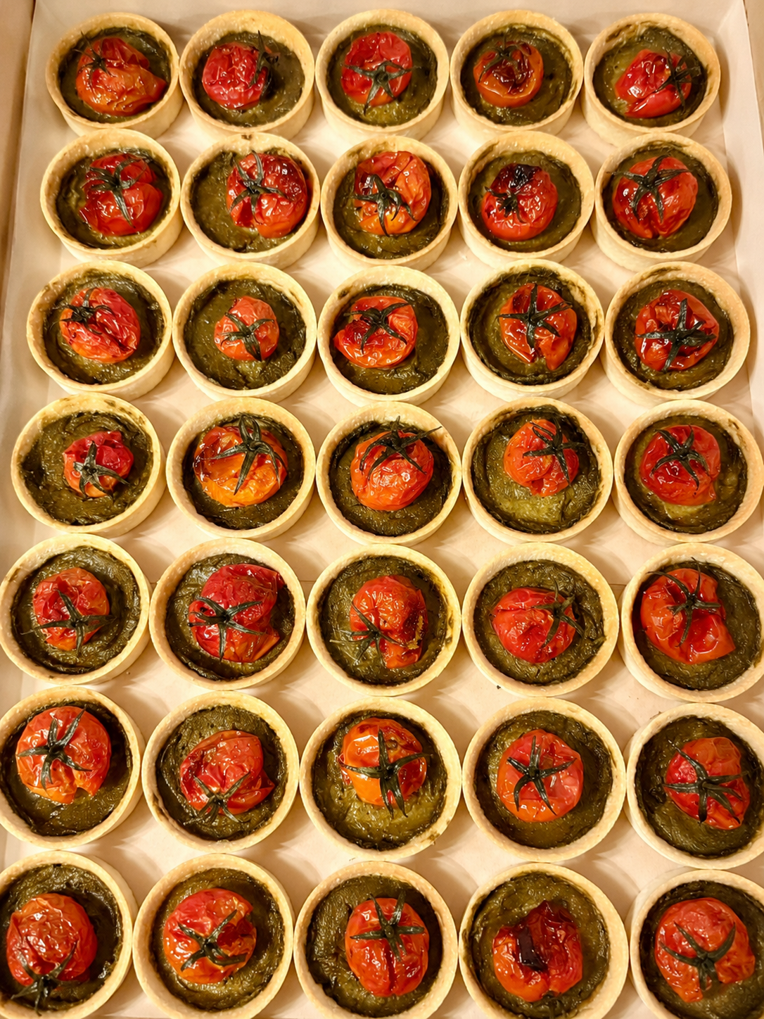 Tartlet Tomatenkonfit mit Basilikumcreme 12 Portionen