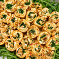 Wrap bites - 8 Stück mit Paprika-Feta-Creme, Gurke, Walnüsse, Salat und Honig