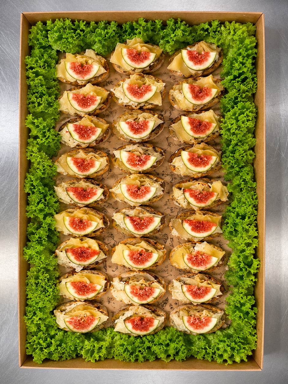Bruschetta mit Artischoke und Feige. 20 Portionen