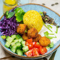 Bowle mit Curry Couscous mit Rotkohl, Tomate-Gurke, Falafel und veganer Sour Cream. - Citronella Catering