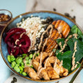 Bowle mit Gerste, Kichererbsen, Edamame, Süsskartoffeln, Spinat, RooteBeete, gerösteten Kürbiskernen, Hähnchen und Erdnusssauce. - Citronella Catering