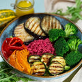 Bowle mit pinkem Couscous, eingelegter Aubergine, gegrillter Kürbis, Paprika, Brokkoli, Feta, Sonnenblumenkernen und