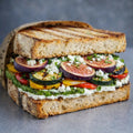 Sandwich mit hausgemachter Basilikum-Pesto, gegrilltem Gemüse, Feige und Ziegenkäse - Citronella Catering